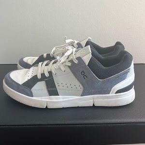 On Roger Clubhouse - 10.5 blue grey (very good condition)